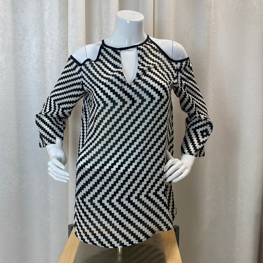UMGEE USA | Geometric Chevron Sheer Black and White Blouse Loose